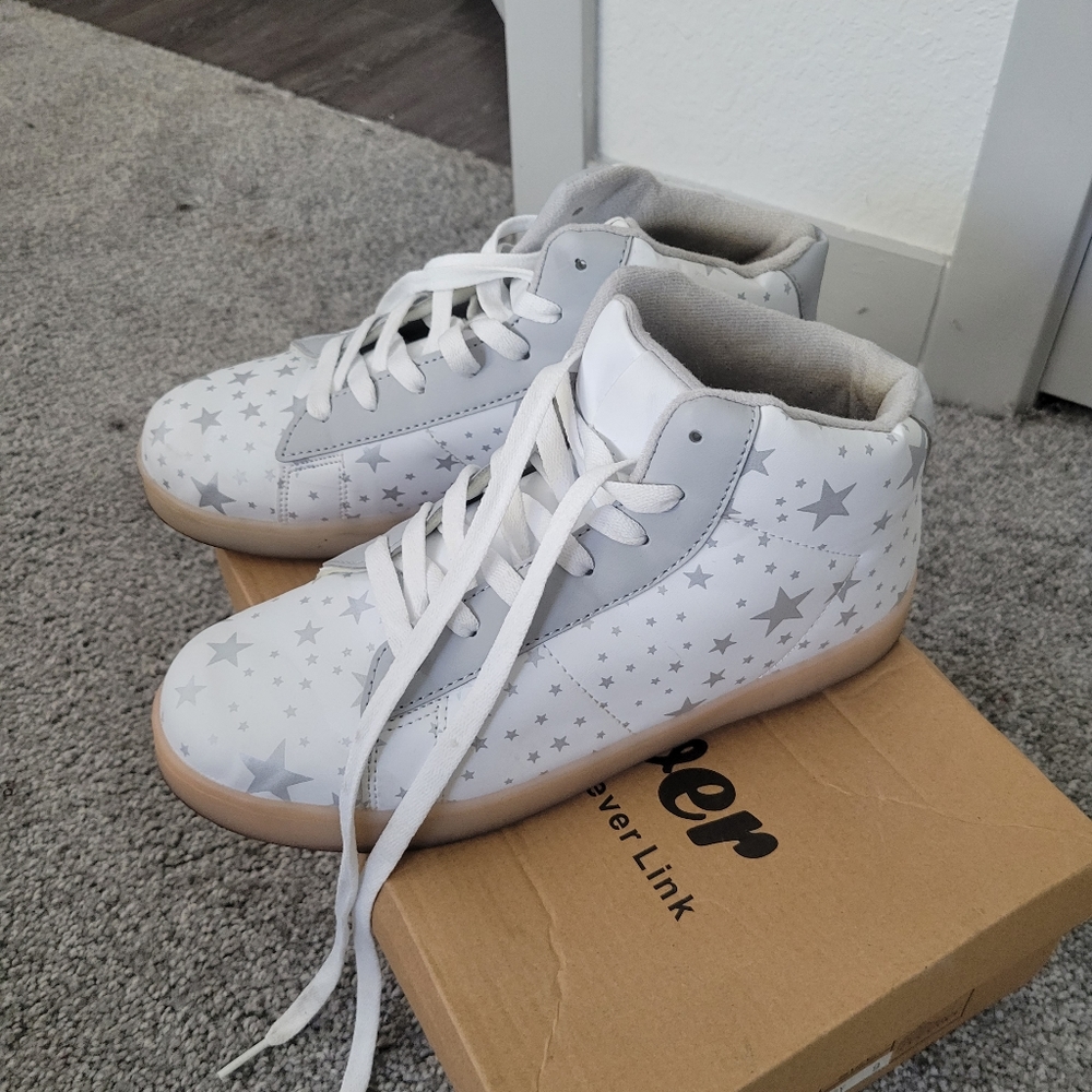 White tennis shoes with grey stars